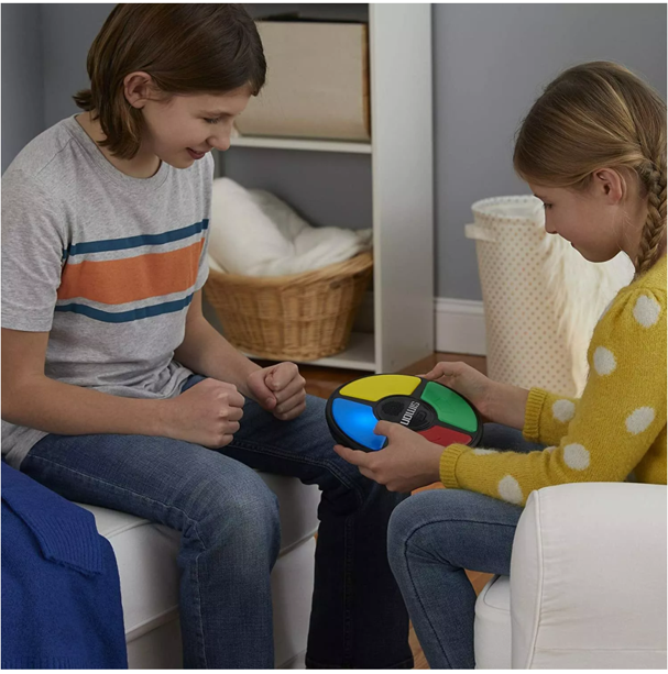 NEW Hasbro Games - Classic SIMON Electronic Memory Game